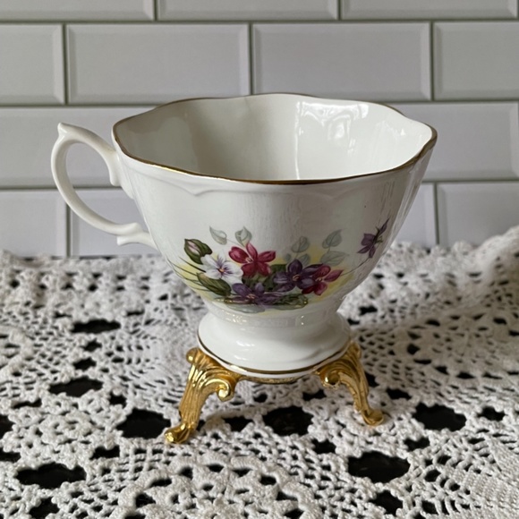 Royal Albert Bone China / Violets, purples and white flowers with green leaves - Picture 8 of 12